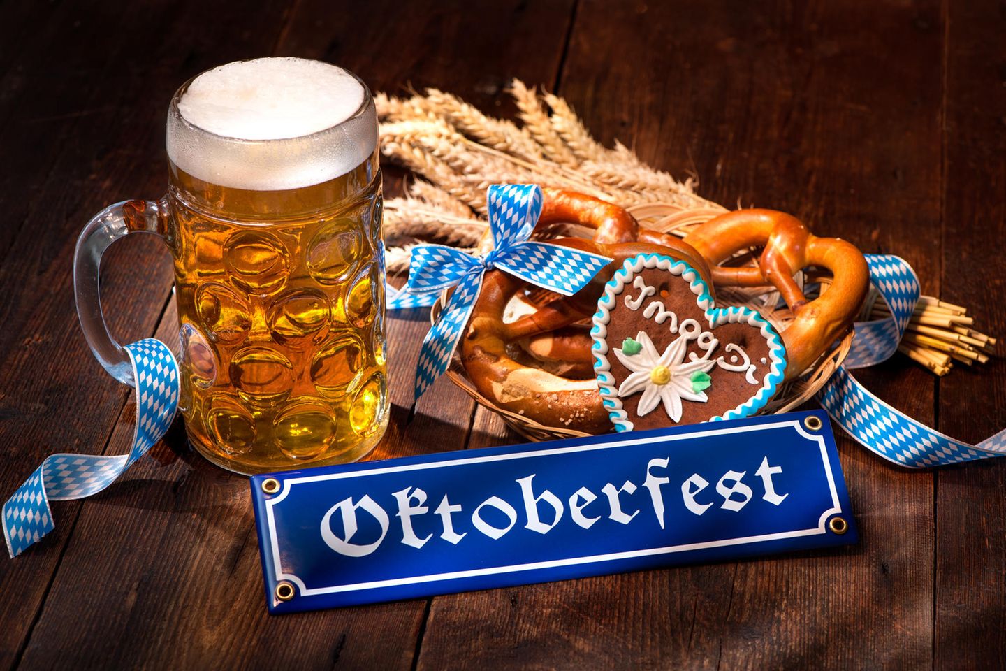Oktoberfest-Deko, Brezel, Bier, Lebkuchenherz, Blaue-Weiße Deko