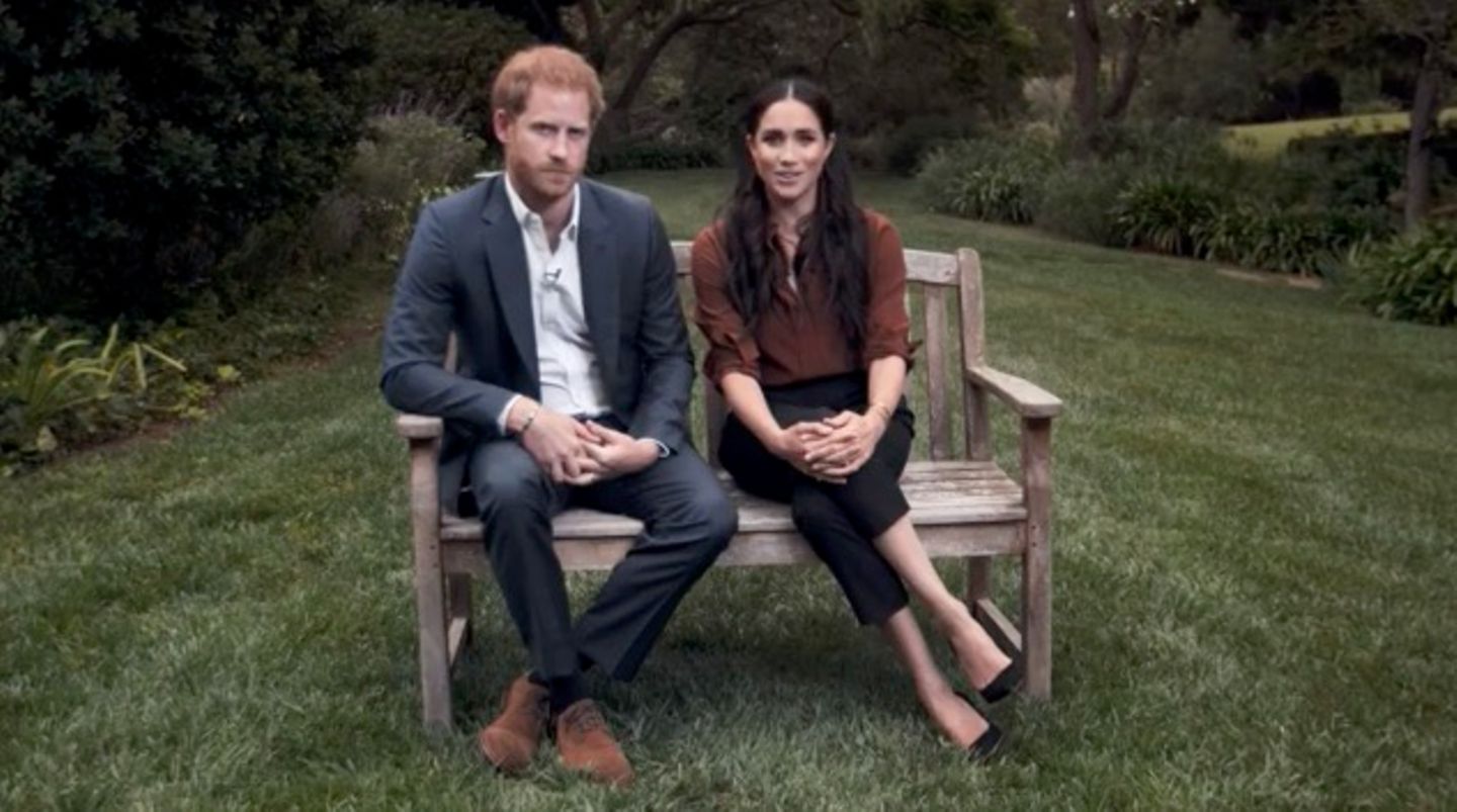 Neues Foto vom 16. Oktober 2020: Harry und Meghan sind Teil einer virtuellen Veranstaltung des Time-Magazins, die im amerikanischen Fernsehen ausgestrahlt wird. Beide appellieren an die Zuschauer, die bevorstehenden Wahlen in den USA ernst zu nehmen. Davon lenken auch ihre unaufgeregten Business-Looks nicht ab: Prinz Harry zeigt sich im grauen Anzug, Herzogin Meghan setzt auf eine dunkelbraune Seidenbluse von Victoria Beckham (Preis rund 670 Euro) und eine schwarze Bleistifthose von Alexander McQueen. Dazu kombiniert sie schwarze Pumps von Manolo Blahnik (rund 575 Euro). 