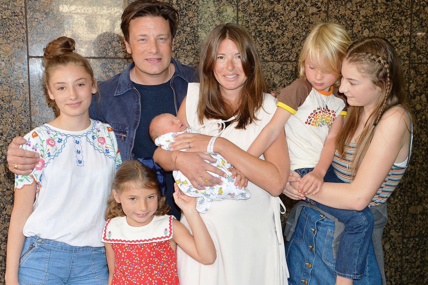 Jamie Oliver und Ehefrau Jools mit ihren Kindern Daisy Boo Pamela (v.l.), Petal Blossom Rainbow, River Rocket Blue Dallas, Buddy Bear Maurice und Poppy Honey Rosie