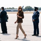 In Concord, New Hampshire, besucht Melania Trump ein Krankenhaus und spricht mit Eltern, deren Kinder an dem Neonatalen Abstinenzsyndrom leiden. Für diesen Besuch wählt die First Lady eine schlichte, beigefarbene Anzughose und eine dunkelbraune Jacke aus Wildleder des israelischen Luxus-Designers Elie Tahari für rund 1.202 Euro. Dazu kombiniert sie farblich passende Schlangenleder-Pumps von Manolo Blahnik (ca. 850 Euro). Auffallend: Einen Mundschutz zieht Melania Trump – im Gegensatz zu ihren Mitreisenden – erst im Krankenhaus an. 