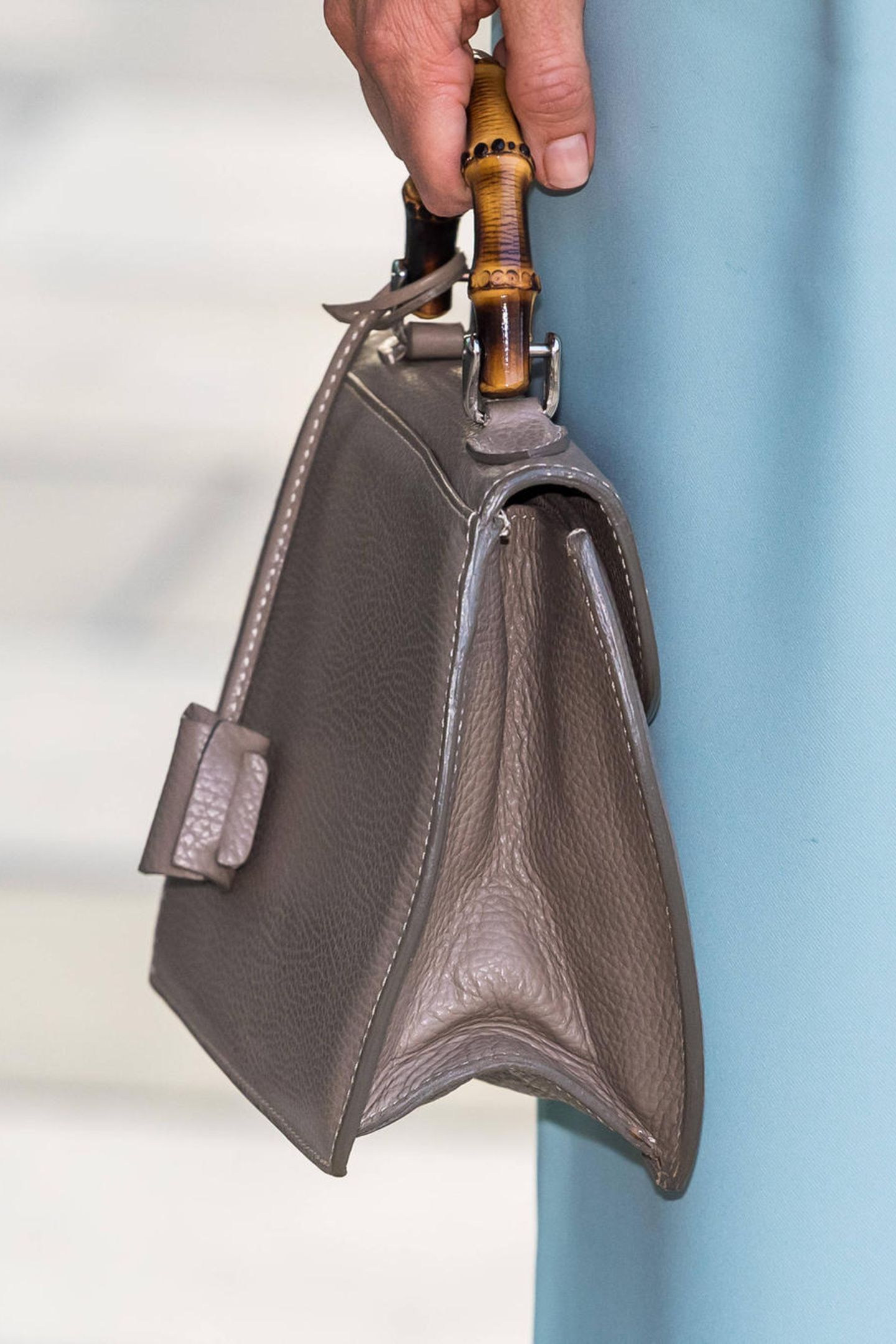 Ein besonderes Highlight ist die Mini-Bag von Prinzessin Sofia. Das reduzierte Design und der Holzgriff erinnern an Taschen aus den 50er-Jahren. 