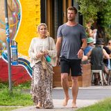 23. September 2020  Unter der Sonne Australiens lebt es sich entspannt: Schauspieler Chris Hemsworth und Ehefrau Elsa Pataky starten den Tag mit einem Café-Besuch in Byron Bay. Gelassen schlendert das Paar durch den Badeort, und dabei genießen auch die Füße volle Freiheit. 