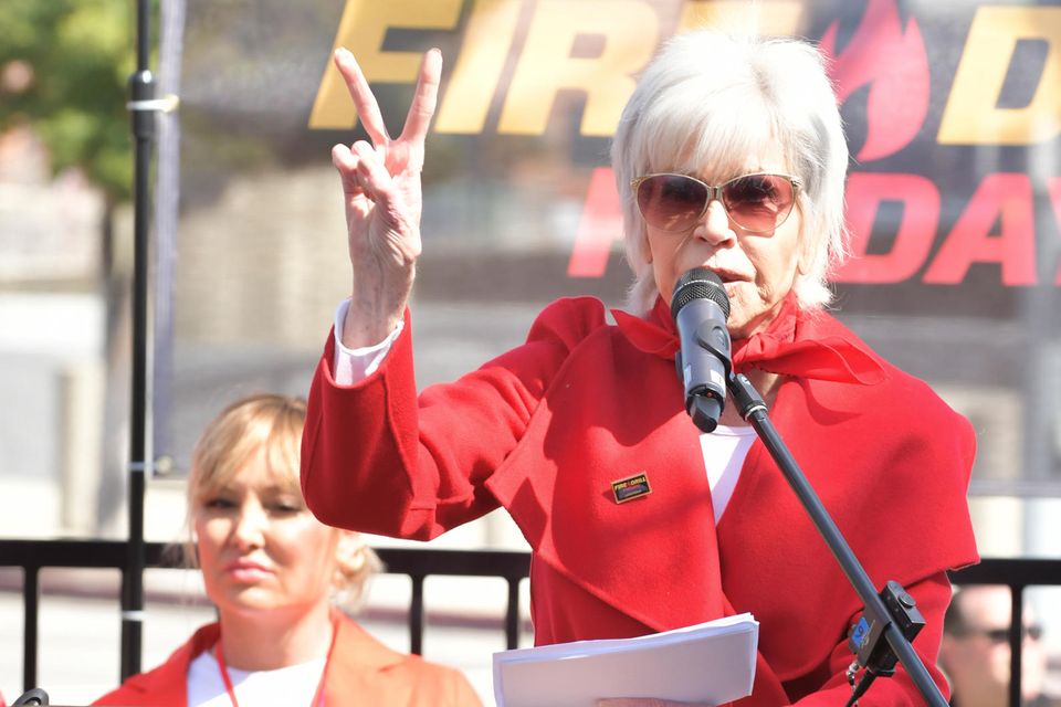 Jane Fonda: Jane Fonda bei einer Veranstaltung ihrer Protestbewegung "Fire Drill Fridays". Jane Fonda bei einer Veranstaltung ihrer Protestbewegung "Fire Drill Fridays".