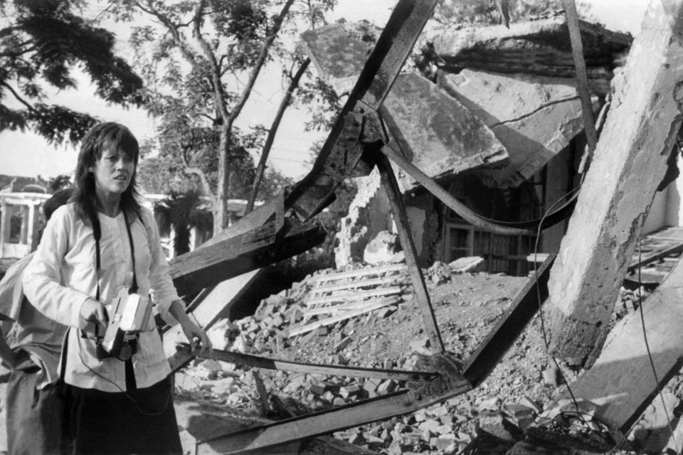 Jane Fonda: Mit Fotokamera und Mikrofon reist Jane Fonda 1972 nach Vietnam, um die Gräuel des Krieges zu dokumentieren. Da sie auch mit der vietnamesischen Seite spricht, wird sie von der Nixon-Regierung als "Hanoi-Jane" verunglimpft und vom FBI bespitzelt. Mit Fotokamera und Mikrofon reist Jane Fonda 1972 nach Vietnam, um die Gräuel des Krieges zu dokumentieren. Da sie auch mit der vietnamesischen Seite spricht, wird sie von der Nixon-Regierung als "Hanoi-Jane" verunglimpft und vom FBI bespitzelt.