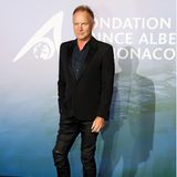 Der britische Musiker Sting setzt bei dem Charity-Event auf einen lässigen Look und verzichtet im Gegensatz zu den anderen Gästen auf einen Smoking.