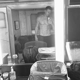 25. September 2020  Mit einem sexy Spiegel-Selfie präsentiert Channing Tatum seiner Fangemeinde seinen durchtrainierten Körper auf Instagram. Mit dem Foto, das definitiv ein Hingucker ist, verbindet der Schauspieler jedoch auch eine ernstere Botschaft. Mit ehrlichen Worten erzählt er, wie er sich nach einer persönlichen Krise zurück ins Leben gekämpft hat. Die Trennung von Sängerin Jesse J. scheint ihn deutlich mitgenommen zu haben, und die Corona-Pandemie dürfte ihr Übriges getan haben. Schön, zu sehen, dass der "Magic Mike"-Star sich wieder neuen Herausforderungen stellt, wie hier am Filmset von "Dog".