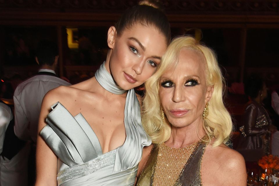 Gigi Hadid: Gigi Hadid und Donatella Versace verbindet seit Jahren eine enge Freundschaft. Gigi Hadid und Donatella Versace verbindet seit Jahren eine enge Freundschaft.