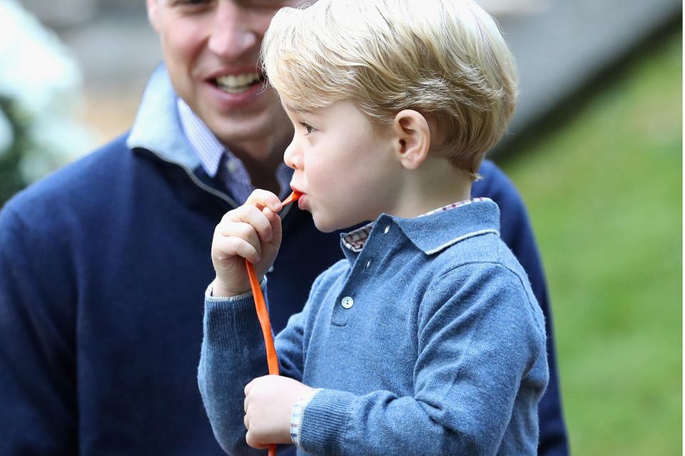 Der kleine Prinz George trägt während einer Reise durch Kanada im Jahr 2016 den Pulli, den sein jüngerer Bruder Louis vier Jahre später, im ungefähr gleichen Alter aufträgt. 