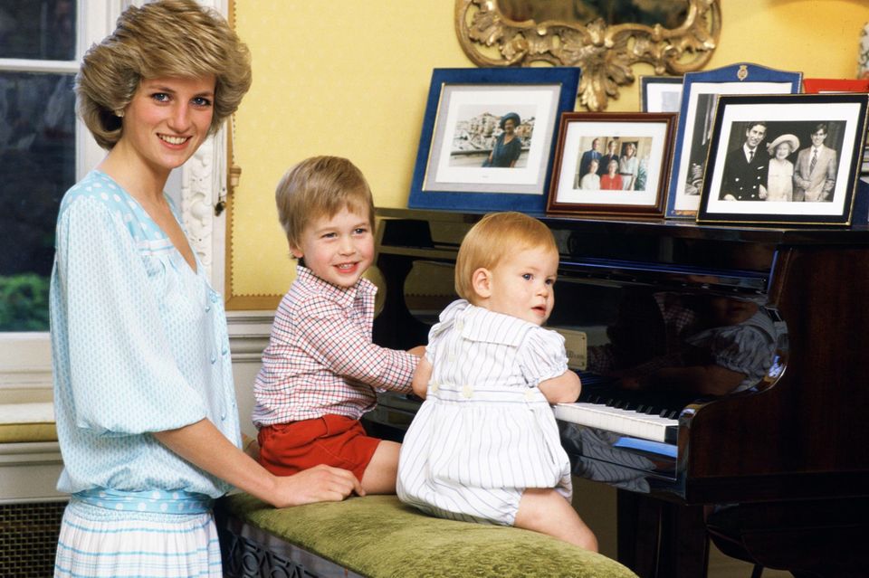 Neues Foto der Cambridges: Eins von Prinzessin Dianas Markenzeichen war die blonde Haarpracht, die auch Sohn William und jetzt ihr Enkel George geerbt haben. Eins von Prinzessin Dianas Markenzeichen war die blonde Haarpracht, die auch Sohn William und jetzt ihr Enkel George geerbt haben.