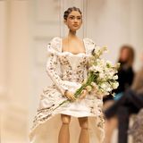 Handarbeit vom Feinsten: Sogar das Brautkleid wurde an einer Puppe präsentiert inklusive Blumenstrauß. 