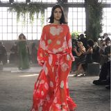 Muster und Farben - die "Frühjahr/Sommer 2021"-Kollektion von Valentino umspielt luftig leicht den Körper des Models. 