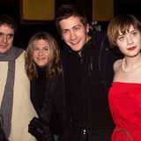 29. September 2020  Schauspielerin Zooey Deschanel (r.) kramt einen alten Schnappschuss vom "Sundance Festival 2002" heraus. "Kann mir jemand sagen, wer die anderen auf dem Foto sind?", fragt sie scherzhaft auf Instagram. Neben ihr stehen natürlich keine Geringeren als Hollywoodstars Jake Gyllenhaal und Jennifer Aniston, die damals mit ihr gemeinsam für den Film "The Good Girl" von Regisseur Miguel Arteta (l.) vor der Kamera standen.