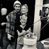 "Genug Fotos - wann geht's endlich an die Torte?", scheint sich Sohn Luca auf der Feier seiner Mutter zu fragen. Bestimmt bald, aber zuerst posiert das strahlende Geburtstagskind Hilary Duff noch für ein paar schöne Schnappschüsse fürs Familienalbum.