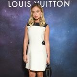 Zum Launch der "Stellar Jewelry"-Kollektion von Louis Vuitton reist Lady Amelia Windsor nach Paris. Dort zeigt sie sich in einem schwarz-weißen Etuikleid des französischen Modehauses (Preis rund 2.120 Euro). Dazu trägt sie Lackloafer mit dem ikonischen Logo-Absatz (Preis rund 950 Euro) und eine "Capucines"-Tasche für rund 3.450 Euro. 