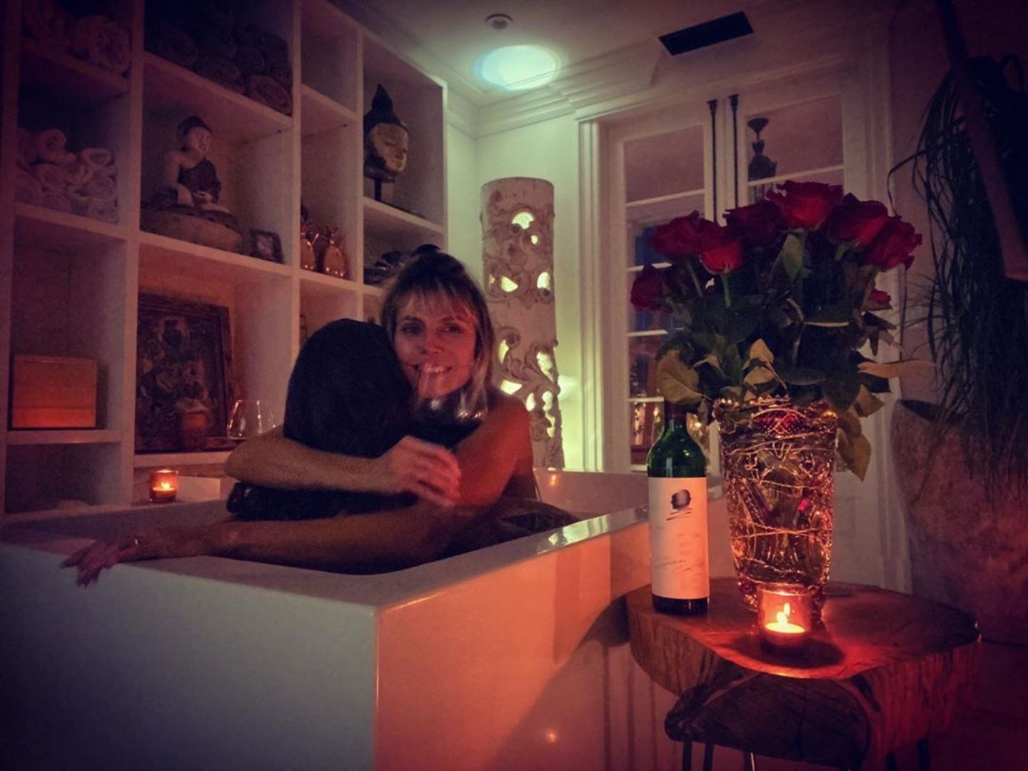 29. September 2020  Heidi Klum gönnt sich ein entspannendes Bad in der Wanne ... Doch Moment, was auf den ersten Blick nach einer gemütlichen Auszeit für Heidi aussieht, entpuppt sich als ganz schön intimer Moment mit Mann Tom Kaulitz. Denn das Model umarmt hier bei einem Glas Wein und romantischem Kerzenlicht ihren Liebsten. Bleibt die Frage offen, wer diesen intimen Moment eingefangen hat. 