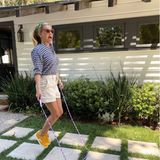 29. September 2020  Reese Witherspoon erweckt das kleine Mädchen in ihr und hat beim Seilspringen im Garten sichtlich Spaß.
