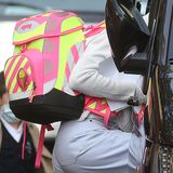 ... der Schulranzen von Sole ist ein absoluter Hingucker: In Pink und Neongelb ist er sicherlich nicht nur der Traum eines jeden Kindes, er bringt auch ein bisschen Farbe in den Schulalltag der Sechsjährigen - ins Outfit der Mama übrigens auch. 