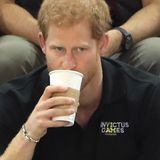 Das Finale im Rollstuhlbasketball der "Invictus Games 2017" ist sicherlich spannend genug, Prinz Harry braucht dennoch einen kleinen Koffeinkick. 