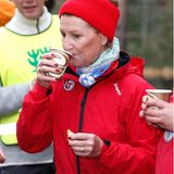 Bei kalten Temperaturen in Oslo hilft auch Königin Sonja nur ein wärmender Kaffee. 
