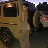 Der Fuhrpark von Kylie Jenner ist mindestens genau so beeindruckend, wie ihre Handtaschensammlung. Und genau wie andere ihre Accessoires auf ihr Outfit abstimmen, scheint die junge Milliardärin ihre Autos auf ihre Kleider abzustimmen. 