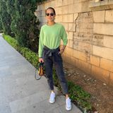 "Und hier sind wir wieder: Tragen lange Hosen und Sweatshirts," schreibt Ana Ivanovic auf Instagram. Aber auch der Herbstlook aus grünem Pulli, grauer Hose und Sneakern steht der Frau von Bastian Schweinsteiger doch super.