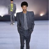 Coole Shoulder-Pads und lässige Schnitte dominieren auf dem Laufsteg von Balmain. 