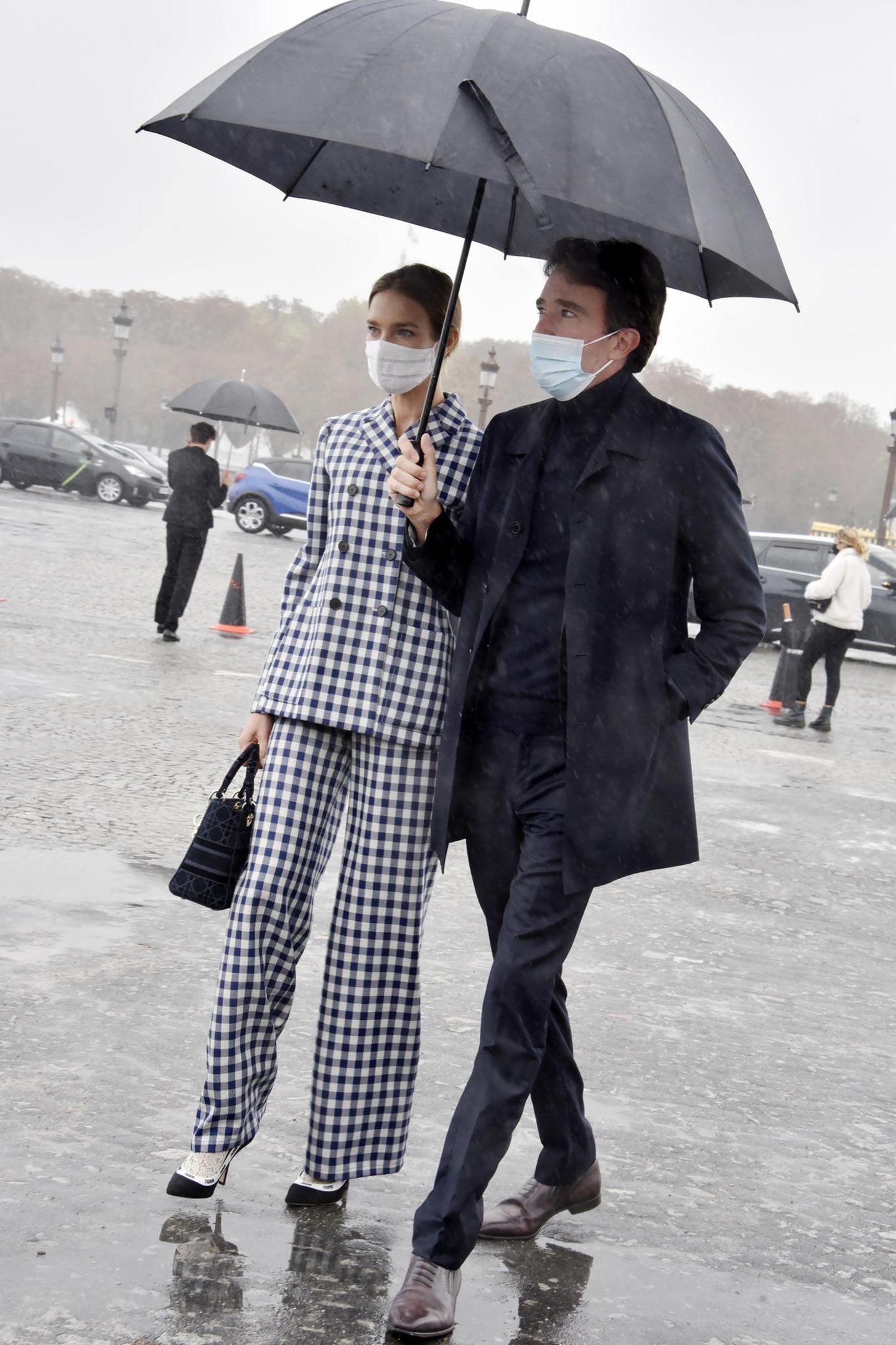 Georgina Rodriguez w płaszczu Louis Vuitton na paryskim Fashion Weeku  (ZDJĘCIA)