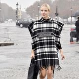Letzte Woche noch in Mailand, diese Woche in Paris: Leonie Hanne schreitet durch den Pariser Regen zur Show von Dior. 