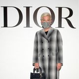 Bryanboy posiert vor der Show von Dior für die Fotografen. 