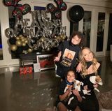 1. Oktober 2020  Mariah Carey hat soeben ihre Memoiren veröffentlicht: In ihrem Buch "The Meaning Of Mariah Carey" gibt die Popdiva ehrliche Einblicke in ihr turbulentes Leben. Dieses besondere Ereignis feiert die Popdiva natürlich mit den beiden wichtigsten Menschen an ihrer Seite, den Zwillingen Moroccan und Monroe, die Mama in passenden Shirts unterstützen.