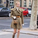 Leonie Hanne macht sich auf den Weg zur Show von Chloé und zeigt, dass man auch in flachen Schuhen super elegant aussehen kann. 