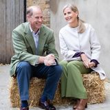 Prinz Edward und Gräfin Sophie von Wessex zeigen sich beim Besuch eines Bauernhofs in London nicht nur bestens gelaunt, sondern auch farblich aufeinander abgestimmt. 