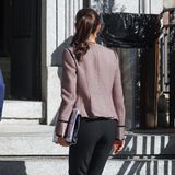 Letizia trägt ihre Haare zu einem Pferdeschwanz gebunden und es fällt auf, wie lang ihre Haarpracht seither geworden ist. Reichte ihr der kastanienbraune Schopf im Februar nur bis knapp über die Schulter, kann Letizia im Herbst bereits Locken von rückenlanger Länge aufweisen. Wir finden: Steht ihr super!