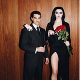 Sänger Joe Jonas und Ehefrau Sophie Turner geben ein schaurig-schönes Paar ab. Mit der Geburt ihrer Tochter bekommt auch die "Addams Family" dieses Jahr Verstärkung. Wir sind gespannt auf die ersten Schnappschüssse.
