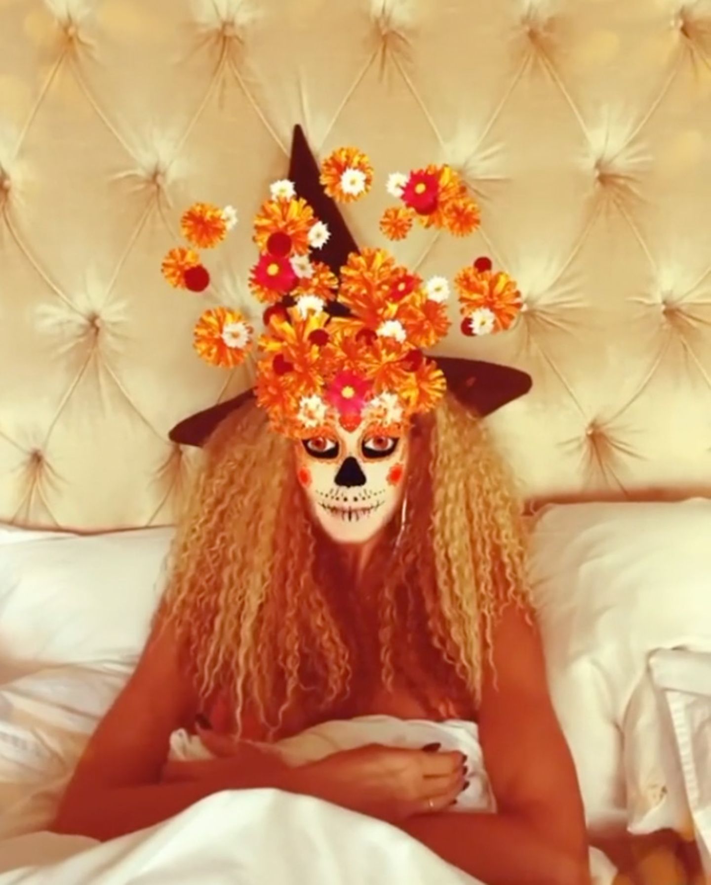 Den Spaß an Halloween lässt sich Heidi Klum auch in diesem Jahr nicht nehmen. Mit ihrem Grusel-Gruß läutet sie die neue Saison ein, die sie ganz gemütlich mit einem Horrorfilm-Marathon im Bett startet.