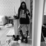 Auch Vanessa Hudgens hat sich bereits in ihr Halloween-Outfit geworfen - aufgrund der aktuellen Lage allerdings nur in ihren eigenen vier Wänden. Daher fordert sie ihre Fans auf Instagram dazu auf, sie einfach in ein passendes, gespenstisches Umfeld zu retuschieren.