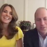 Herzogin Kate und Prinz William strahlen in die Kamera: Und da haben sie auch allen Grund für, denn während eines Videocalls mit Bewohnern von Kangaroo Island, der drittgrößten Insel Australiens, treffen sie auf einen Koalabären, der vor einem Monat in einem australischen Wildlife Park aufgenommen und gesund gepflegt wurde. Passend dazu trägt Kate ein Kleid, welches das Strahlen der hübschen Dreifach-Mama nicht besser unterstreichen könnte. Doch ganz unbekannt ist uns das Dress nicht ...