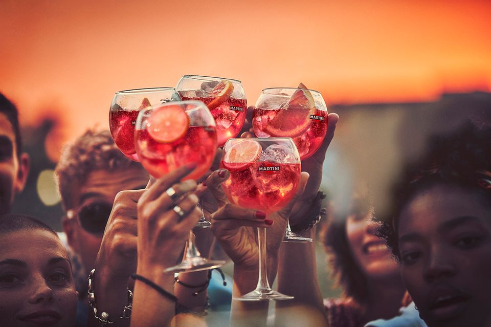 Gewinnspiel: GEWINNE: 3x 1 MARTINI Fiero & Tonic Paket im Wert von je 200€! Gewinnspiel: GEWINNE: 3x 1 MARTINI Fiero & Tonic Paket im Wert von je 200€!