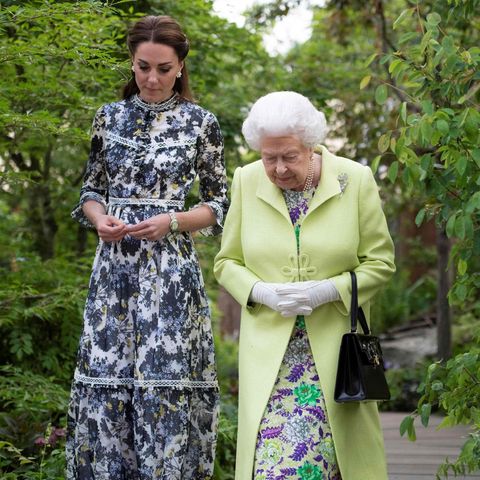 MENTORIN  Die Queen unterstützt intensiv Kates Projekte. Als die Herzogin einen Erlebnis- Garten für die Chelsea Flower Show gestaltete, gehörte Elizabeth II. zu den ersten Besuchern.