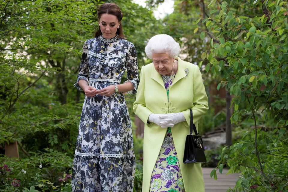 Queen Elizabeth + Herzogin Catherine : MENTORIN Die Queen unterstützt intensiv Kates Projekte. Als die Herzogin einen Erlebnis- Garten für die Chelsea Flower Show gestaltete, gehörte Elizabeth II. zu den ersten Besuchern. MENTORIN Die Queen unterstützt intensiv Kates Projekte. Als die Herzogin einen Erlebnis- Garten für die Chelsea Flower Show gestaltete, gehörte Elizabeth II. zu den ersten Besuchern.