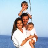 3. Oktober 1990  Mehr als 30 Jahre ist es nun her, dass Prinzessin Caroline von Monaco ihren geliebten Ehemann und Andrea, Charlotte und Pierre ihren Vater verloren. Der Unternehmer und Rennbootfahrer Stefano Casiraghi stirbt bei einem Unfall vor der Küste von Monaco. Er wird nur 30 Jahre alt.