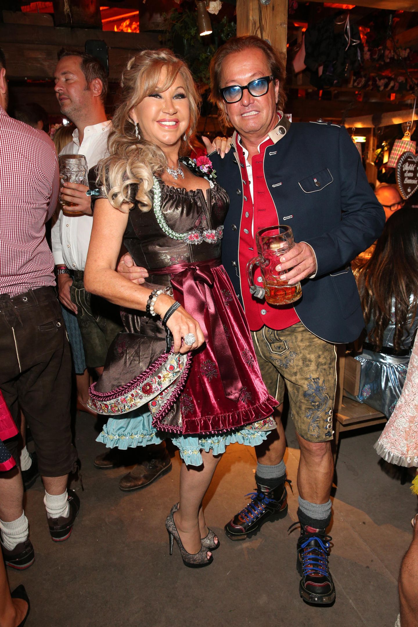 Bis heute sind Carmen und Robert Geiss glücklich miteinander verheiratet. In 2019 feiern sie dann sogar 25-jähriges Ehejubiläum, also Silberhochzeit. Am Posing und an den blonden Prachten hat sich in der Zwischenzeit kaum etwas verändert. Das passt!