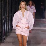 Glitzerstoffe und XXL-Schultern - der Einfluss der 80er-Jahre ist bei Isabel Marants neuer Kollektion nicht zu übersehen. Topmodel Natasha Poly überzeugt im rosafarbenen Mini-Latzkleid. 