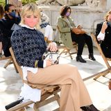GOT-Darstellerin Maisie Williams hingegen nimmt im eleganten Femme-Fatale-Look in der Front-Row bei Chloé Platz. Bereits bei der Dior-Show stach die Schauspielerin mit ihrem guten Stilgefühl hervor und mausert sich immer mehr zum Modeliebling. So richtig günstig ist ihr Look allerdings nicht, allein die Hose von Chloé kostet ca. 653 Euro. 