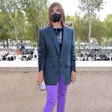 Ungewohnt schlicht erscheint Mode-Expertin Carine Roitfeld bei der Fashion Show von Chloé. Der XXL-Blazer verdeckt ihr Shirt, allein die knallige Hose sticht aus dem eintönigen Look hervor. 