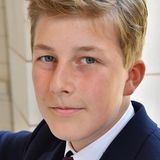 4. Oktober 2020  Ein kleiner Prinz wird erwachsen: Emmanuel von Belgien feiert heute seinen 15. Geburtstag, und dieses neue Porträt des Hofes zeigt, dass das dritte Kind von König Phillippe und Königin Mathilde ein richtig junger Mann geworden ist. Wir gratulieren herzlich!