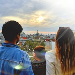 3. Oktober 2020  Süße Grüße aus dem Berliner Friedrichshain schicken uns Wolke, Oliver und der kleine Avi am Tag der Deutschen Einheit. Ihre familiäre Einheit ist auch eine schöne, drei sind schließlich schon eine Gang.