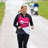 Als Unterstützung für das Laufteam der Charity-Organisation Mencap für Menschen mit Lernschwierigkeiten nimmt Schirmherrin Gräfin Sophie am offiziellen Marathon teil, der auch am Schloss Windsor vorbeiführt. Im Regen zeigt sie 1.5 Meilen lang royale Laufpower.