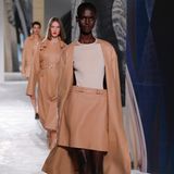 Ein weiterer Trend für das Frühjahr 2021 lässt sich bei Hermès erkennen: helle Nudetöne. 