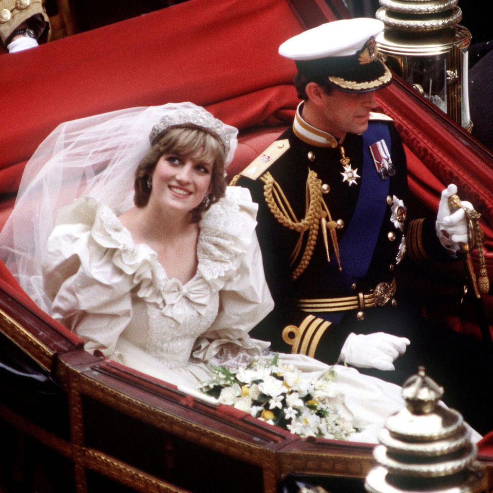 Prinzessin Diana und Prinz Charles in der Hochzeitskutsche.